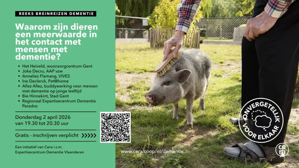 Iemand borstelt een varken buiten op het gras bij een hek. De afbeelding maakt reclame voor een evenement over de positieve invloed van dieren op mensen met dementie, met vermelding van sprekers, datum en details over het evenement.