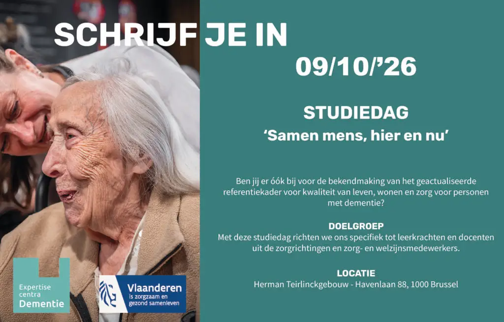 Een oudere vrouw glimlacht hartelijk naar een jongere vrouw. Rechts staan de details van een studiedag over dementie in het Nederlands, met linksonder de logo’s van de Expertisecentra Dementie en Vlaanderen.