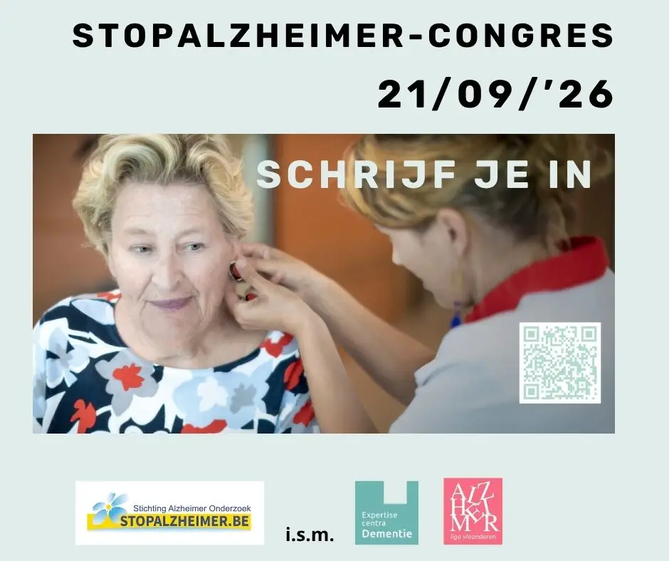 Een zorgverlener helpt een oudere vrouw met haar gehoorapparaat. De tekst maakt reclame voor het StopAlzheimer-congres op 21/09/26, met onderaan een QR-code en logo’s die verband houden met dementie.