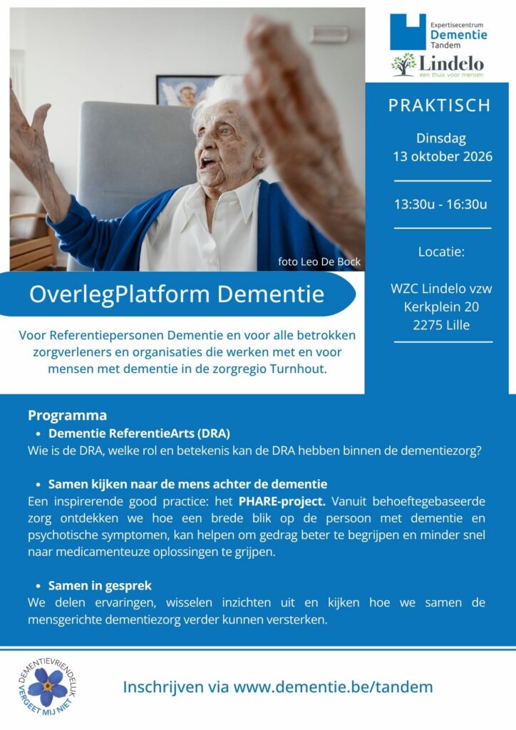 Flyer voor de Terugkomdagen Referentiepersoon dementie 2026: een evenement over dementiezorg, met informatie over datum, tijd, locatie en programma. Op de flyer staat een foto van een oudere vrouw die zittend in een stoel met haar handen gebaren maakt. De flyer maakt gebruik van blauwe en witte tekstgedeelten voor een heldere en professionele uitstraling.